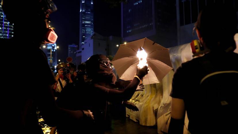 Протестующие в Гонконге начали бросать «коктейли Молотова»