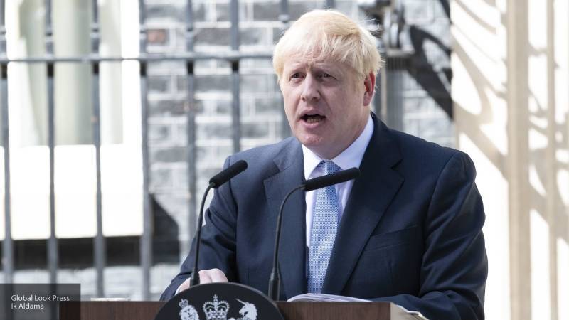 Борис Джонсон извинился за приостановку работы парламента перед королевой