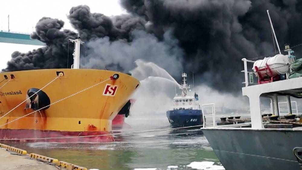 В Южной Корее загорелось судно с россиянами