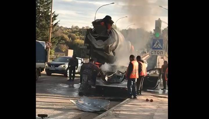 На дороге в Тверской области взорвался легковой автомобиль. Видео