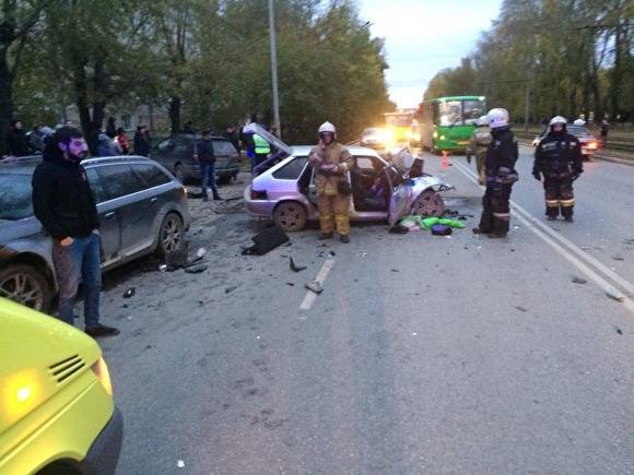 В Екатеринбурге на улице Титова серьезное ДТП с несколькими пострадавшими