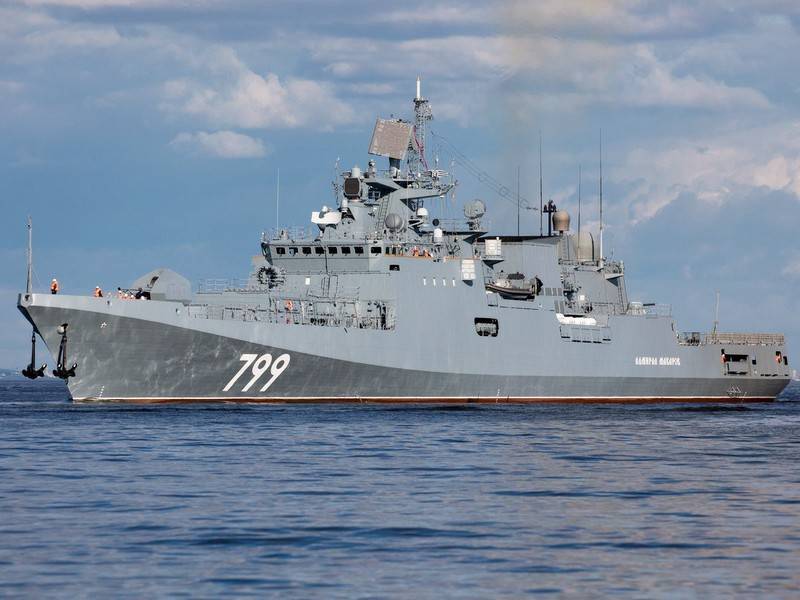 Греки выстроились в очередь к российскому фрегату «Адмирал Макаров»