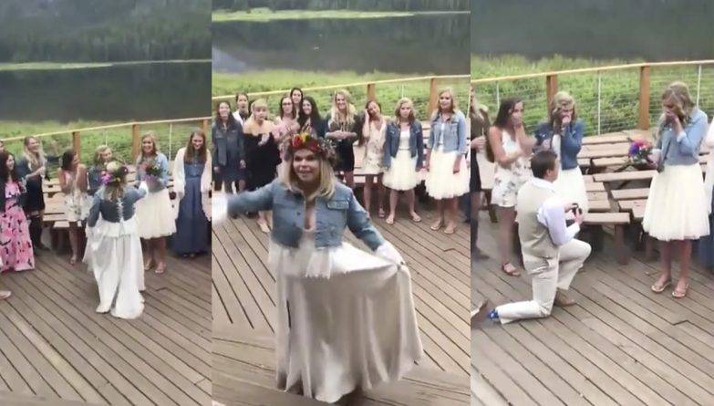 На романтичном видео парень сделал девушке предложение на свадьбе друзей. Ему помогли жених и невеста