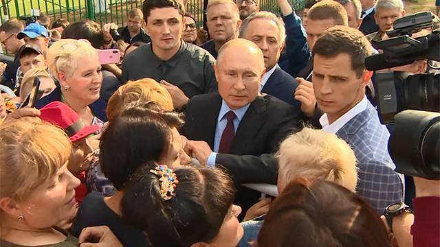 Путин резко высказался о назвавшей жителей Тулуна "быдлом" чиновнице