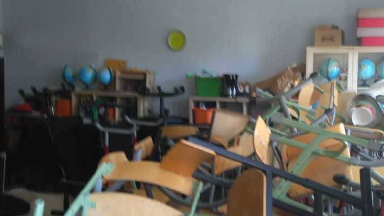 ФотКа дня: 1 сентября. Родители заняты уборкой классов в московской школе