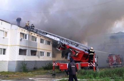 В Новом Уренгое два часа тушили пожар в расселенном доме