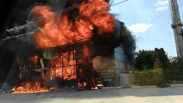 Серьезный пожар в Севастополе: огонь уничтожил автосервис и магазин