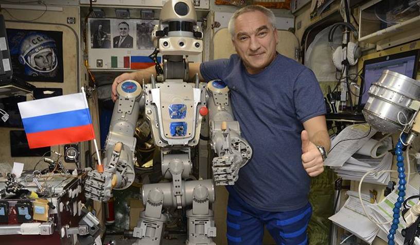 Космонавты на МКС устроили роботу "Федору" допрос