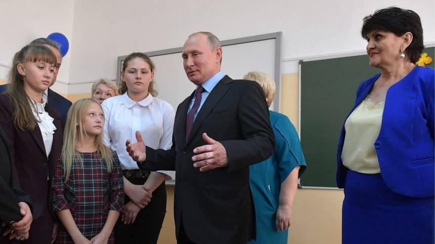 Видео: Путин осматривает школу в Тулуне после ремонта