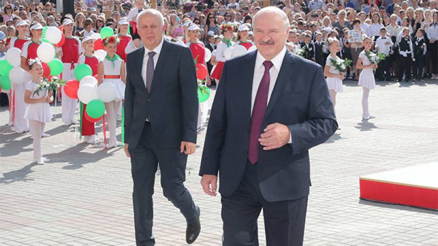 Лукашенко призвал ходить в школу, как в храм и не курить в туалете