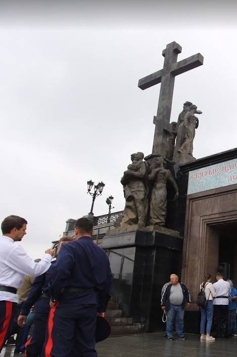 В Екатеринбурге памятник семье Николая II у Храма-на-Крови исписали проклятиями