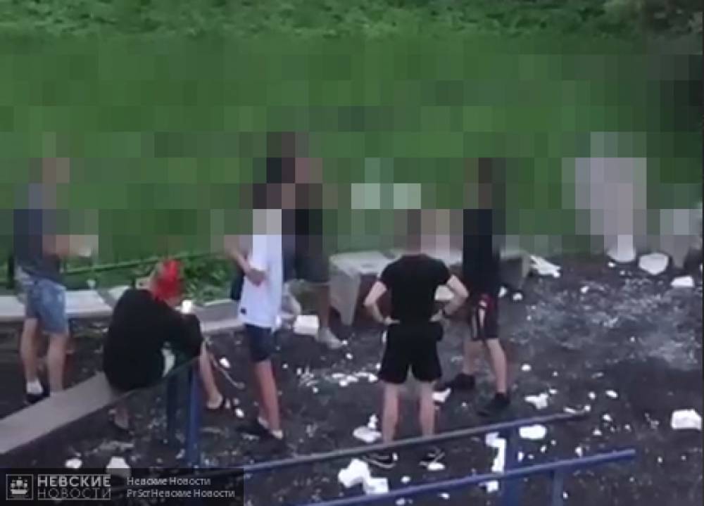 Появилось видео, как подростки разбрасывают пенопласт на площадке в Кировском районе