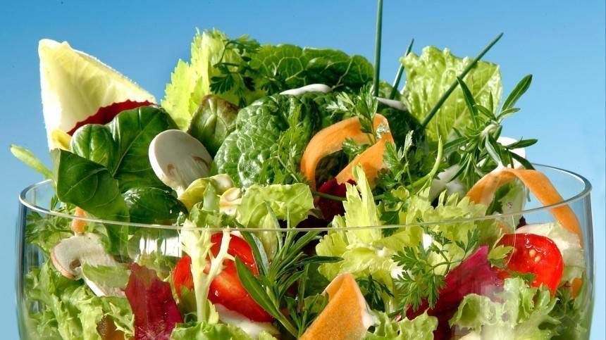 Оригинальная и вкусная заготовка на зиму: салат «Витаминный» — рецепт