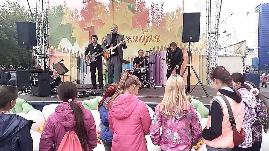 Школьников в Челябинской области поздравили песнями Лепса и Шнура