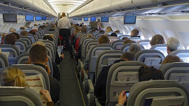 Пассажир ударил стюардессу за замечание не курить на борту самолета