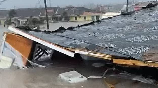 Пользователи выложили в сеть видео урагана «Дориан»