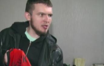 Игроки "Урала" поддержали парня, продающего футболки для спасения мамы