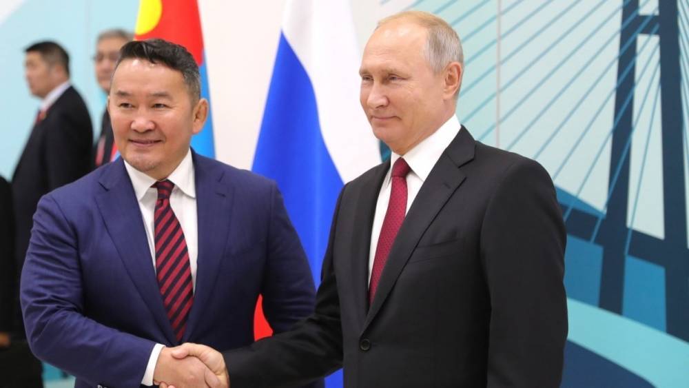 Путин и президент Монголии предпочли для встречи тет-а-тет юрту