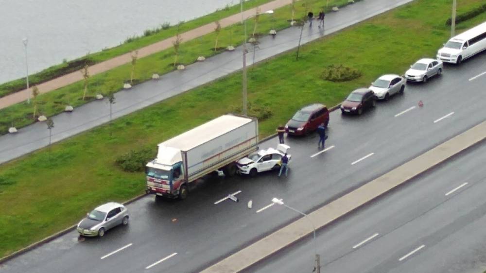 «Яндекс.Такси» врезался в припаркованный грузовик на улице Димитрова