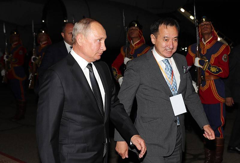 Зачем Путин прилетел в Монголию
