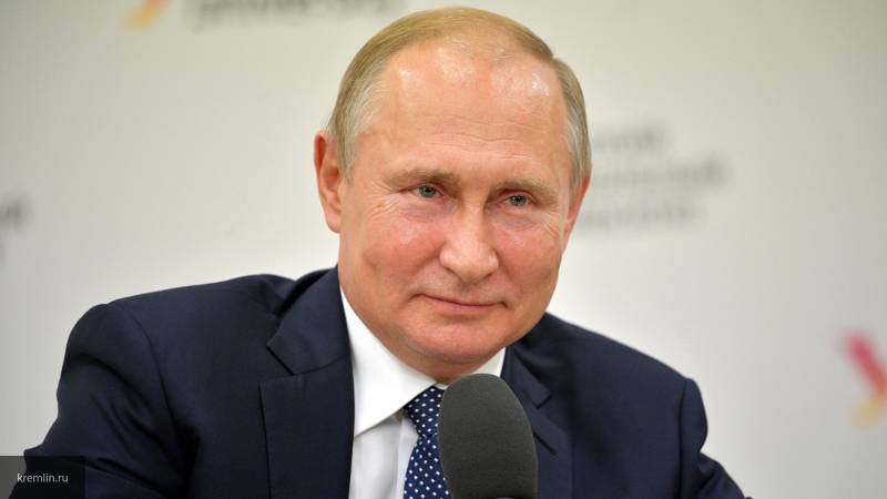 Путин осмотрел пострадавшую от паводков школу в Тулуне и поправил галстук ученику