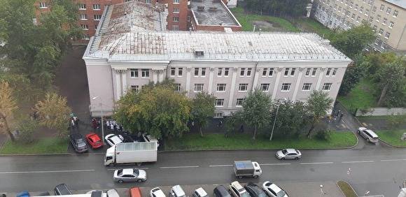 В Екатеринбурге в здании общежития медакадемии прошла эвакуация из-за сообщения об угрозе