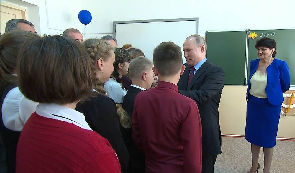 "Немножко поухаживаю": Путин поправил галстук школьнику (видео)
