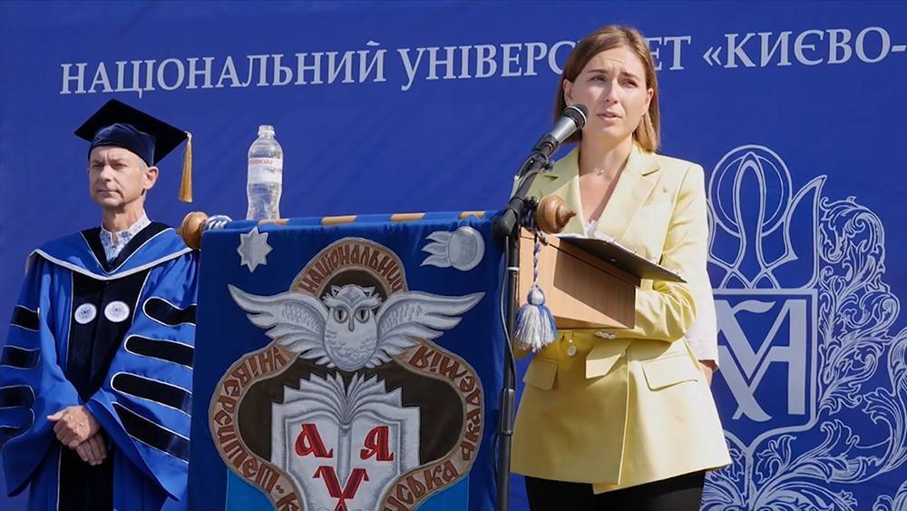 Премьер Украины разъезжает на самокате по коридорам правительства (видео)
