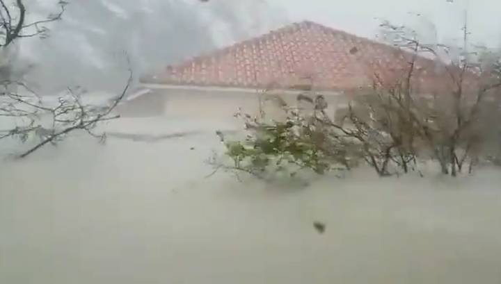 Ситуация ухудшается: из-за урагана в Вирджинии введен режим ЧС, на Багамах уже пять погибших