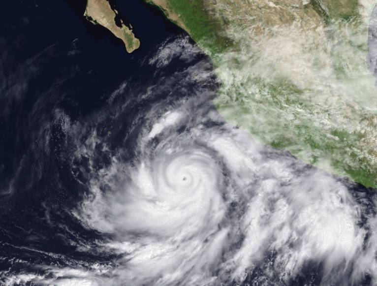 В Тихом океане бушует ураган "Джульет"