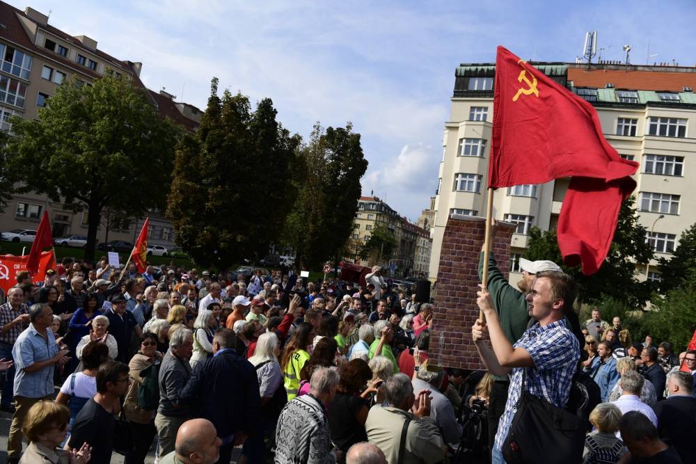 Митинг против демонтажа памятника Коневу начался в Праге