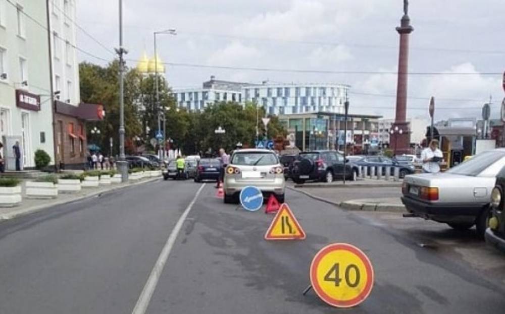 Пешеход попал под колеса иномарки на площади Победы в Калининграде