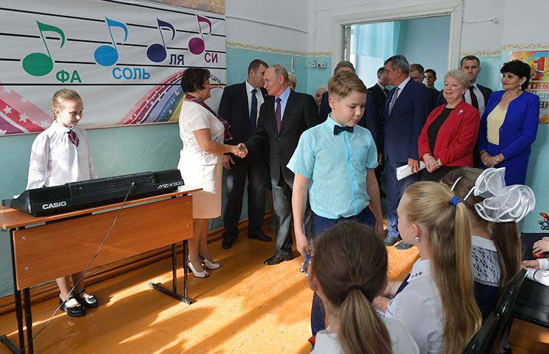 "Вы вели себя по-взрослому": Путин встретился с учениками школы в Тулуне