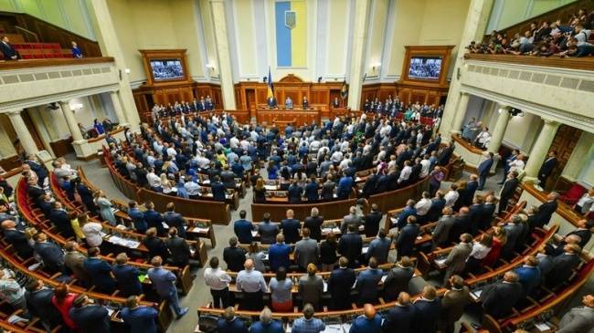 Верховная рада Украины лишила депутатов неприкосновенности