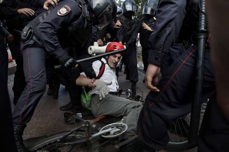 Суд отказался рассматривать жалобы избитых полицейскими на акциях в Москве