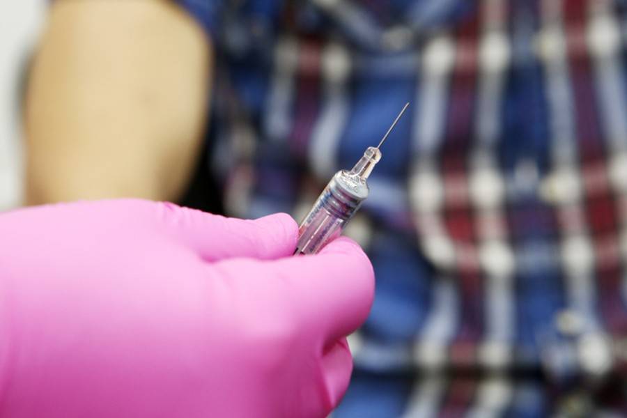 Почти 2,9 млн человек в России сделали прививки от клещевого энцефалита