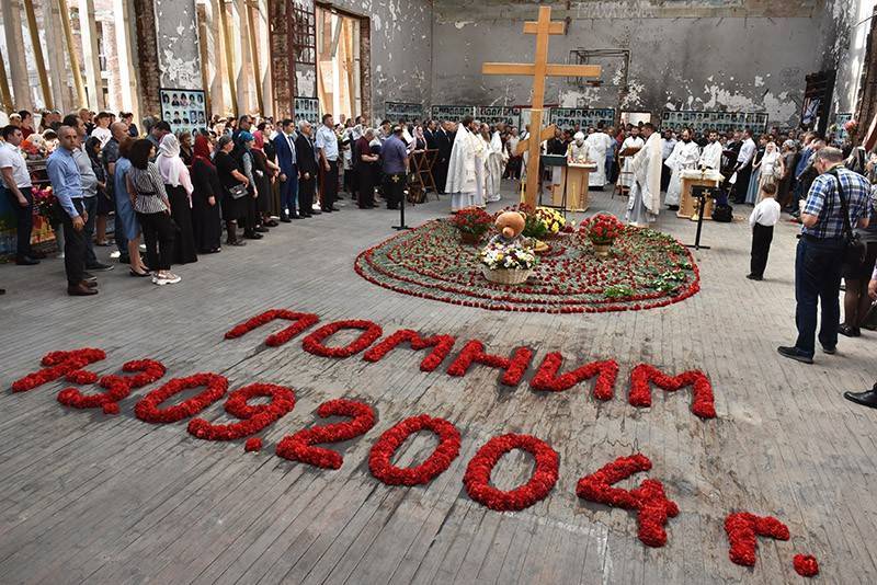 Собянин почтил память погибших при теракте в школе Беслана