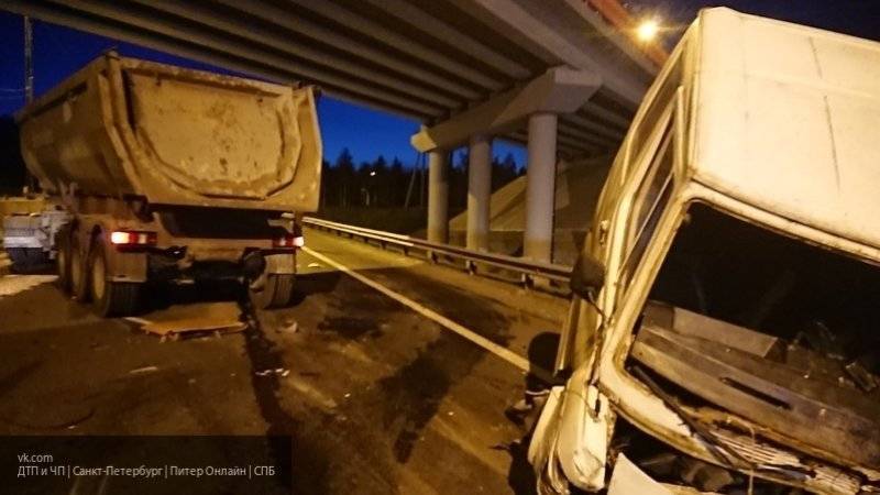 Грузовик разбил "всмятку" микроавтобус в результате столкновения в Ленобласти