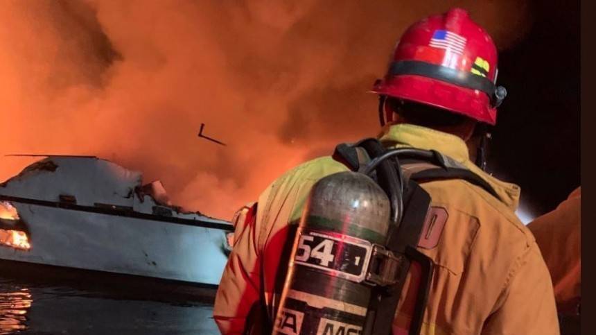 Кадры с места пожара на яхте в Калифорнии, 30 человек пропали без вести