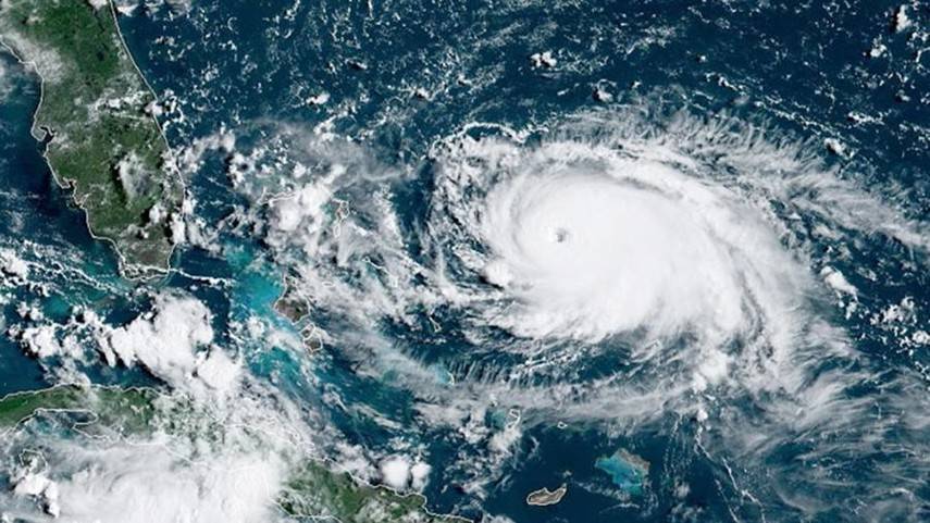 Самолет влетел в "глаз" мощнейшего урагана Дориан: (Видео)