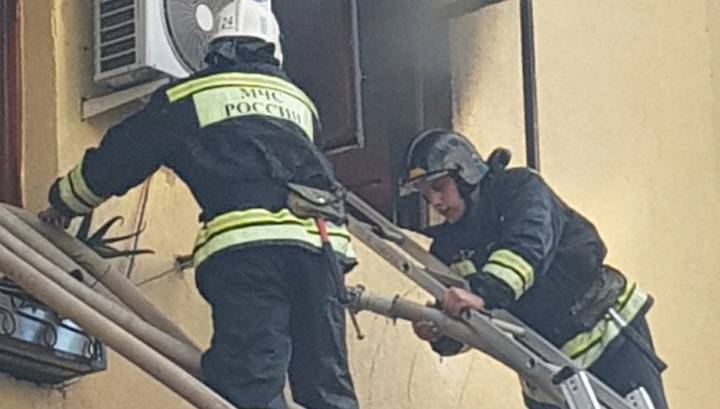 В Сочи на тушении пожара в квартире задействованы более 60 человек