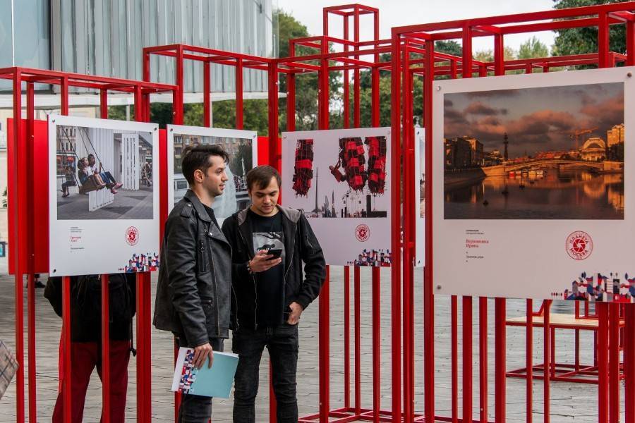 В 15 московских парках проходят открытые фотовыставки