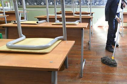 Российские дети начнут учебный год в больнице из-за провалившегося потолка школы