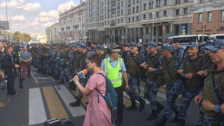 Полиция не стала препятствовать несанкционированному шествию в Москве