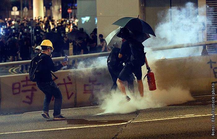 В Гонконге применили водометы и слезоточивый газ против протестующих