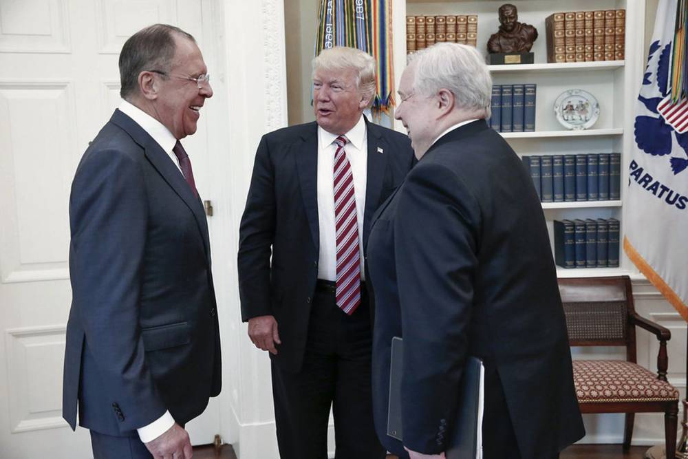 Трамп в 2017 году заявил Лаврову, что его не беспокоит вмешательство России в выборы США — WP