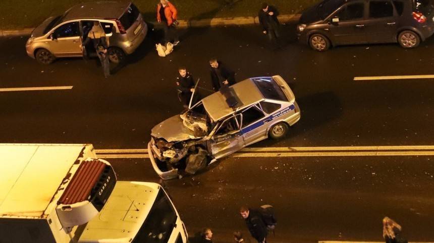 Полицейский автомобиль столкнулся с бетономешалкой в Петербурге — фото
