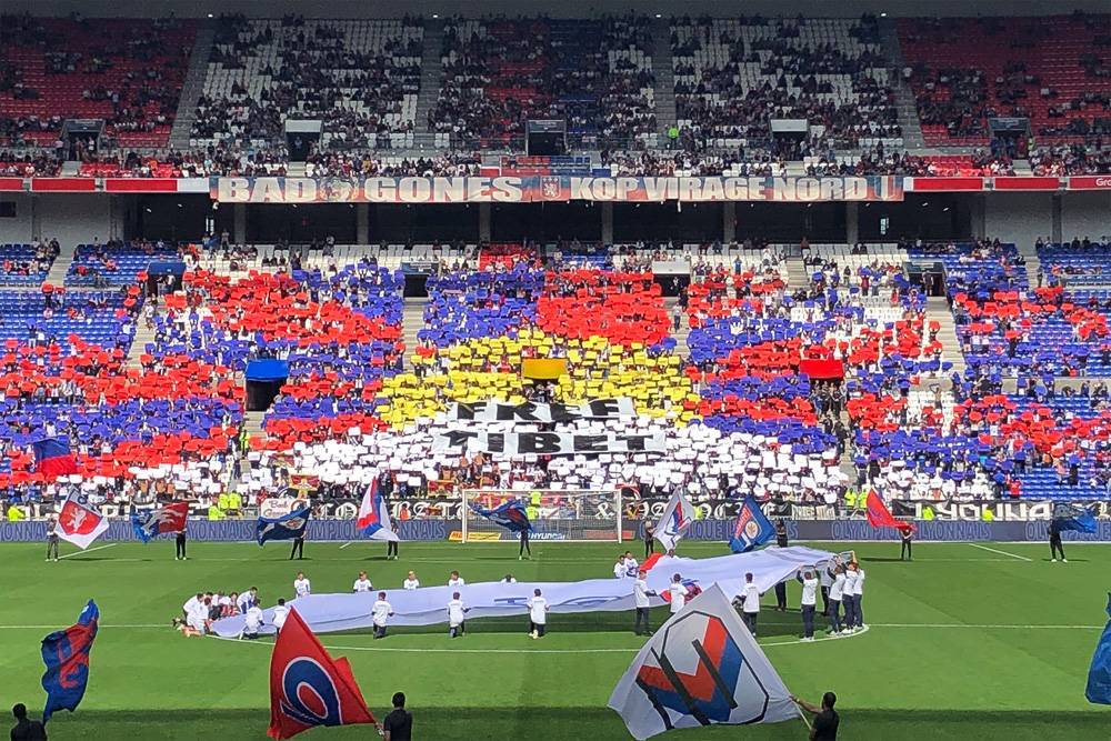 Во Франции болельщики поддержали Тибет — это связано с переносом футбольного матча для трансляции в Китае