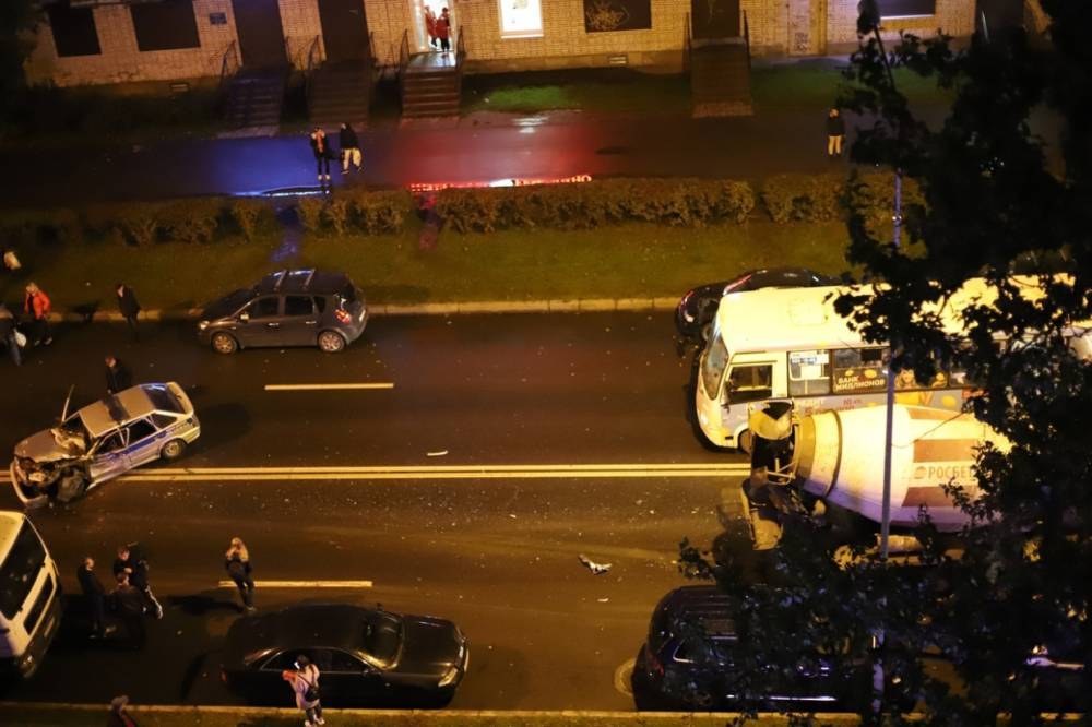 Появились фото с места столкновения бетономешалки и полицейского авто на Лени Голикова