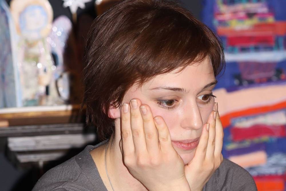 Актриса Нелли Уварова постриглась наголо в поддержку Заворотнюк